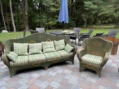 Conjunto de sofá e cadeira de vime verde estilo artes e artesanato antigo em bom estado usado - Imagem 1 de 4