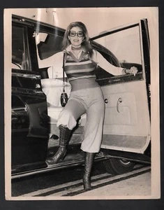 1971 Press Photo, Raquel Welch, " Kansas City Bomber " - Picture 1 of 2