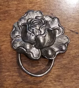 Pin vintage con clip para bufanda de flor rosa tono plateado - Imagen 1 de 3