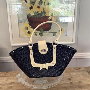 ISABELLA FIORE BLACK LAQUERED STRAW  AND LEATHER BELLA BOW TWIST LOCK HANDBAG - Picture 1 of 12