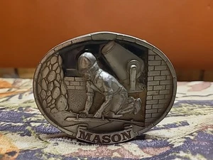 Hebilla de cinturón vintage 1988 Mason peltre y esmalte C&J INC - Imagen 1 de 2