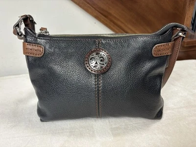 Bandolera mensajera Brighton London Groove Issy negra con medallón marrón Foto 1 de 4