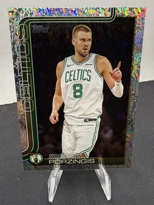 💥2025-26 Topps NBA Baloncesto Kristaps Porzingis #3 Arena Brillo Celtics - Imagen 1 de 2