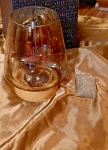 Neu! OVP! PartyLite Windlicht Glänzende Kiefer P93142 + Teelicht GRATIS - Bild 1 von 1