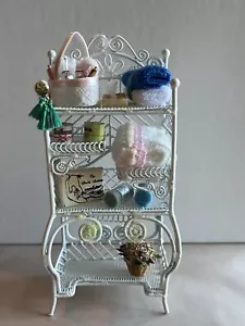 Estante de baño de metal blanco 1:12 para casa de muñecas en miniatura vintage, estilo con accesorios - Imagen 1 de 8