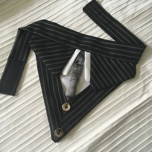 100 % Wolle schwarz & weiß Nadelstreifen Hemd/Kragen & silberne oder rote Krawatte Hund/Anzug Bandana - Bild 1 von 2