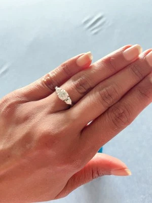 Кольцо с бриллиантом Lilla — платиновая оправа — круглая огранка 0,82 карата - Изображение 1 из 4