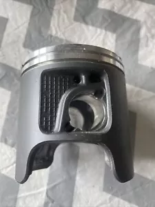 New Yamaha OEM Piston 69L-11646-00-00 - Picture 1 of 2