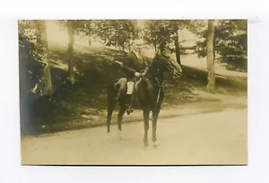 Portsmouth RI RPPC Foto Postkarte, identifizierter Mann reitet Alarm Pferd, getrimmt - Bild 1 von 2