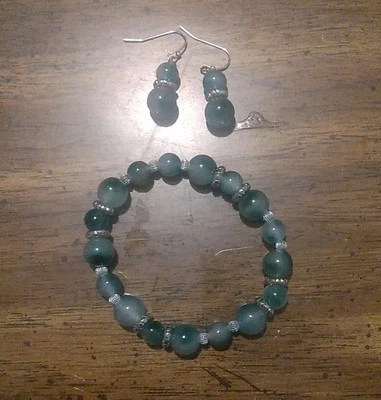 Hermoso conjunto de pulsera y pendientes elásticos de florita verde espuma de mar  Foto 1 de 4