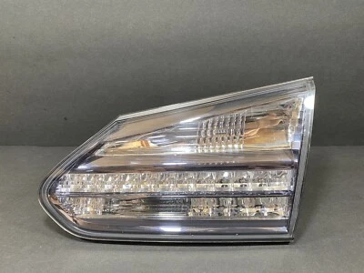 Luz trasera derecha del lado del pasajero montada en la tapa del maletero Lexus HS250H 2010 2011 2012 Foto 1 de 3