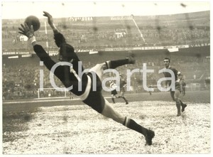1957 MILANO FOOTBALL Serie A INTER-VERONA 1-0 Parade di Italo GHIZZARDI *Photo