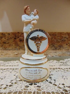 Ardleigh Elliott "Devoted Healer" Nursing & Caring Porzellan Spieluhr A 1284 - Bild 1 von 6
