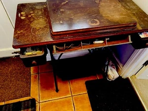 Antiker Nähmaschinentisch mit Singer Tret - Bild 1 von 7