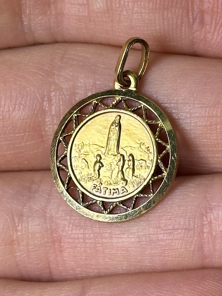 Colgante de oro amarillo macizo de 18 quilates “Nuestra Señora de Fátima” y “Sagrado Corazón de Jesús” Foto 1 de 4