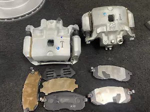 2 x COMPLETE FRONT BRAKE CALIPERS CARRIERS BRAKE PAD GENUINE FOR NISSAN JUKE F15 - Picture 1 of 3