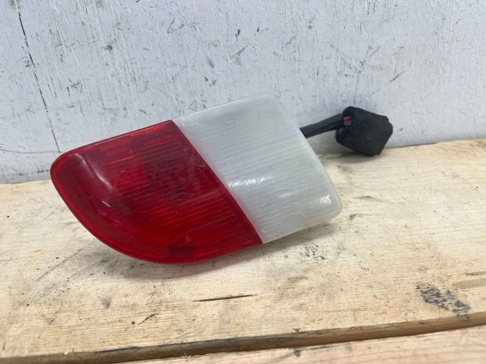 Lámpara de luz de cortesía para puerta lateral izquierda Mazda RX7 88-91 roja blanca convertible Foto 1 de 4