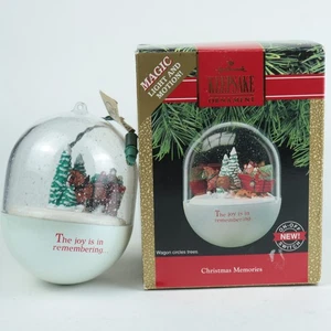 Hallmark Andenken Ornament "Christmas Memories 1990" - Magic Light Motion Schlitten - Bild 1 von 5
