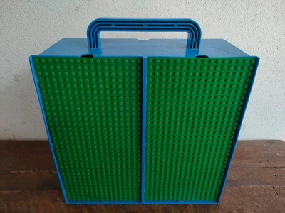 LEGO 545-1 Build-N-Store Chest Valigetta Blu con Basi Verdi 32x16 Vintage 1990 - Immagine 1 di 4