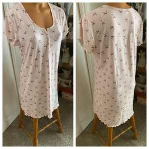 LAURA ASHLEY KURZES NACHTHEMD ROSA MIT SCHLEIFENPRINT GERIPPTE STRUKTUR MIT LOCKIGEM BESATZ GR. L - Bild 1 von 10