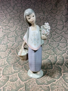 Lladro Lupita With Flowers Porcelain Figurine - 1058 - Picture 1 of 6