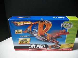 NEW Hot Wheels Jet Port Track Set 2009 Launching Plane - Toys R Us Exclusive - Picture 1 of 2