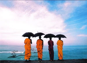 Tarjeta de arte - The Monks and the Sea / Los monjes y el mar / Monjes con paraguas - Imagen 1 de 1