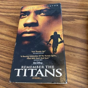 (TS) REMEMBER THE TITANS VHS 21736 Walt Disney - Picture 1 of 3