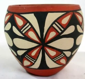 Jarrón Pueblo Pottery Siged "C Toya Jemez", Spring N.M., cuenco de barro de 3,5" de alto - Imagen 1 de 5