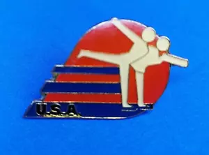 Olimpiadi USA Pattinaggio Spilla Smaltata Vintage Stati Uniti Figura Doppio Bavero - Foto 1 di 4
