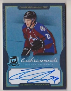 2013-14 The Cup Nathan MacKinnon /50 Auto Enshrinements Rookie Avalanche - Foto 1 di 2