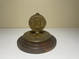 Neoklassizistischer Briefbeschwerer goldene Skulptur MCM runder Holzsockel Bürodeko - Bild 1 von 9