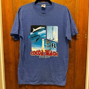 Usato in ottime condizioni Cocoa Beach Florida Space Coast grafica T blu M razzo navetta scienza - Foto 1 di 7