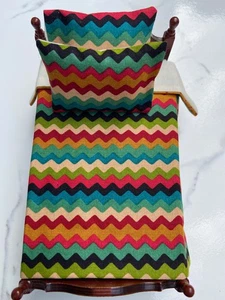 Mini Puppenhaus Tagesdecke Decke 2 Kissen Maßstab 1:12 Twin Size MULTI CHEVRON - Bild 1 von 3