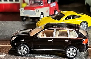 MALIBU- RTR-BLACK PORSCHE CAYENNE TUBO-HO=1/87 BUILT AUTO/CAR-DISPLAY-LAYOUT - Picture 1 of 12