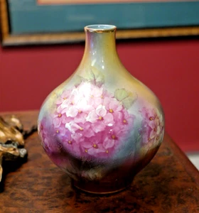 Elegante jarrón floral pequeño pintado a mano, ligeramente marcado - Imagen 1 de 12