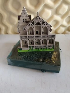 Sheila's Clark House - Branford, Connecticut Regal Sitter 1996 mit Box.  - Bild 1 von 3