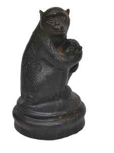 KFZ MASKOTTCHEN ? / Bronze Darstellung eines sitzenden Affen und seines Kleinen. - Bild 1 von 6