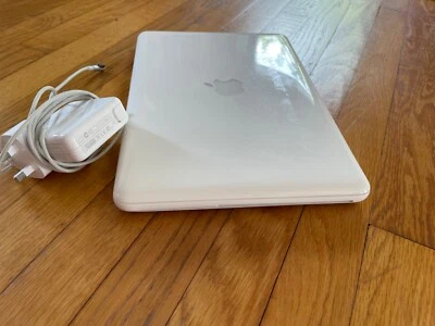 Apple MacBook MC207B/A A1342 13.3in. - White - Image 1 of 4