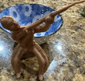 Vintage Wild West Indianer Kunststoff Spielzeug Figur für Davy Crockett Fort Western ohne Pferd - Bild 1 von 12