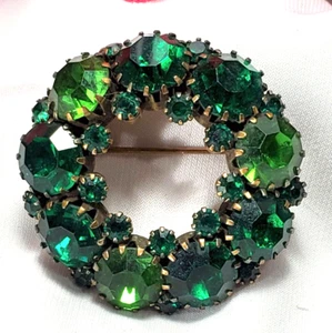 Vintage Weiss Green Rhinestone Circle Brooch Pin - Picture 1 of 6
