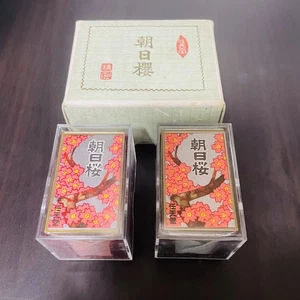Juego de 2 tarjetas de juego japonesas Hanafuda Asahi Sakura de Nintendo negras y rojas - Imagen 1 de 24