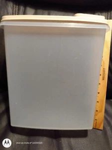 Tupperware Cereal Keeper, #1590-8 - Picture 1 of 2