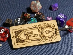 DND Cazador de Sangre Hecho a Mano Madera 2 Caras Juegos Mesa RPG Llavero Regalo Papel 5e - Imagen 1 de 3