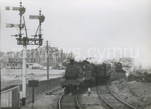 Dos trenes/locos (incl. 78000) saliendo de Barmouth, Gales c.1963 (foto de 6,5”x4,75”) - Imagen 1 de 1