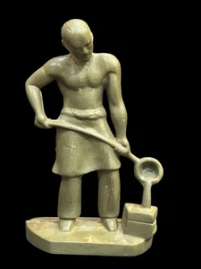 Vintage Kreide? Stein? Fabrikarbeiter Gießen geschmolzenes Metall Eisenarbeiter Figur 8" - Bild 1 von 7