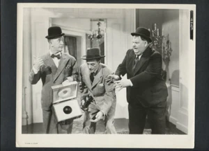 LAUREL & HARDY PHOTO - 1944 THE BIG NOISE - WWII BOMB INVENTOR - 1960s REPRINT - Imagen 1 de 2