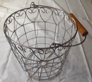 Heart Wire Metal Basket with Wooden Handle – Rustic Farmhouse Storage Decor 7.5" - Picture 1 of 3