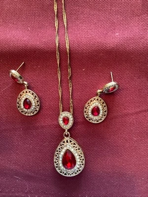 Conjunto de pendientes y collar perforados lágrima roja diamantes de imitación transparentes tono dorado colgante Foto 1 de 3