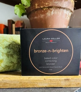 LAURA GELLER BRONZE N BRIGHTEN BAKED COLOR CORRECTING BRONZER FAIR MIT PINSEL NEU - Bild 1 von 9